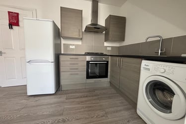 1 bed flat, Frogmore Road, Fratton, Portsmouth, PO48RB - Image 1